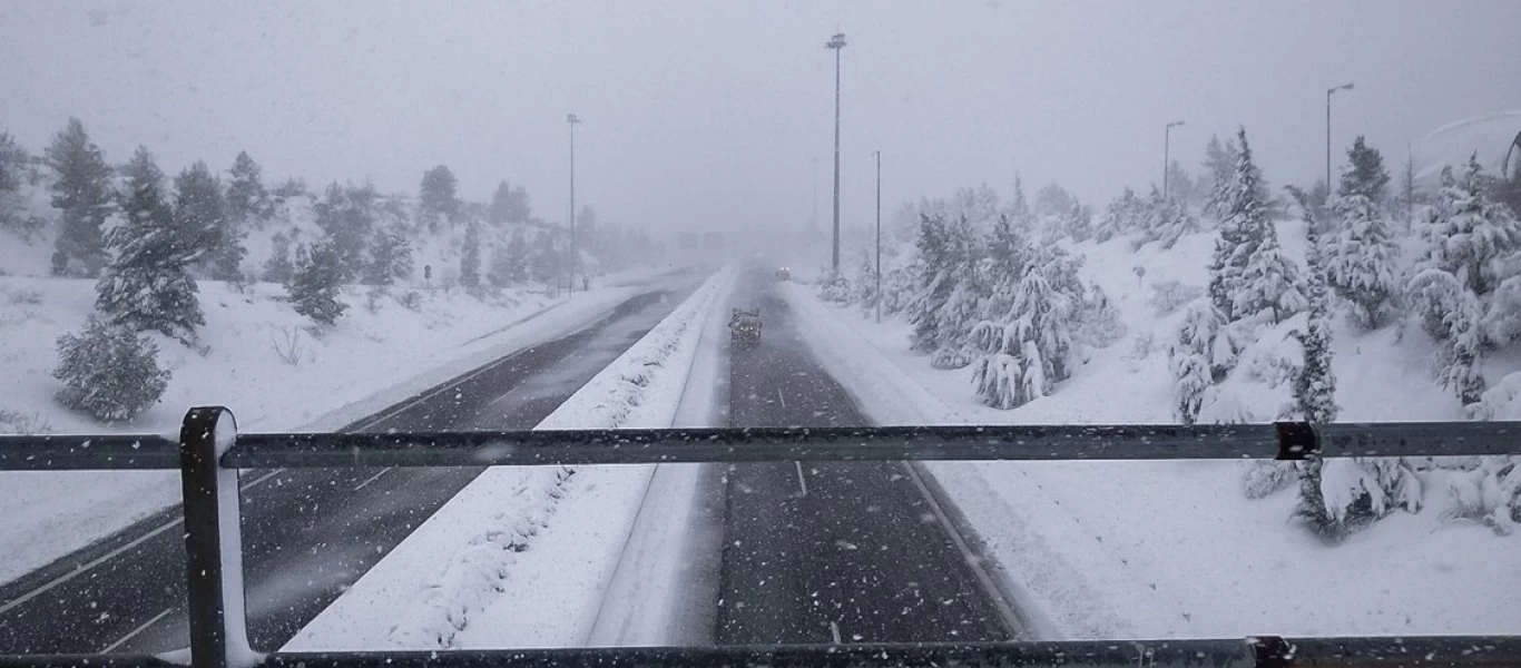 Λόγω κυβερνητικής ανικανότητας κλείνει με 5 πόντους χιόνι η Εθνική Οδός Αθηνών Λαμίας για 12 ώρες